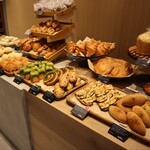 クリオロ - パン棚全景