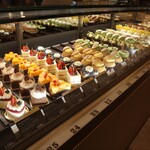 クリオロ - ケーキショーケース全景