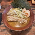 しゅういち 等々力店 - 濃厚カレースープが細いちぢれ麺によく絡みます