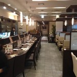 山形黒毛和牛 米沢牛焼肉 仔虎 - 広い店内、奥には座敷も