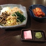 山形黒毛和牛 米沢牛焼肉 仔虎 - ナムルとキムチ