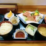 さかなやさん - 刺身定食1300円。