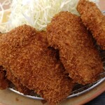 とんかつのみしな - ひれかつ(右3個)とオニオンフライ(左2個)のアップ