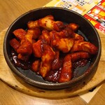 鉄板酒場 鐵一 赤羽店 - ホットとん：見た目通り辛いです。ただ癖になる。