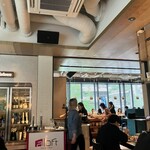 THE WAREHOUSE - お店の中。ほとんど女性です。