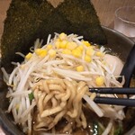 東京スタイルみそらーめん ど・みそ  - もやしシャキシャキをかき分けて中太麺を発掘。