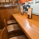 山がや - カウンター席に、案内されました　※おひとり様は、ほとんどいないので、余裕でした