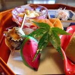 神楽坂 前田 - 前菜　生湯葉あんかけ　金時草浸し　三色の生麩　つぶ貝　カステラ