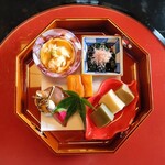 神楽坂 前田 - 前菜　生湯葉あんかけ　金時草浸し　三色の生麩　つぶ貝　カステラ