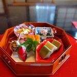 神楽坂 前田 - 前菜　生湯葉あんかけ　金時草浸し　三色の生麩　つぶ貝　カステラ