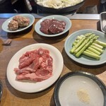 生ラムジンギスカン 山小屋 - 時計回りにミンチ、鹿肉、アスパラ、上生ラム
                                