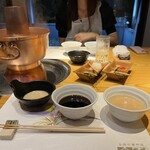 スギモト - 白い器はゴマだれとポン酢、黒い器は