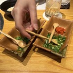 スギモト - 彼女の右手に隠れましたが、写真左手大根おろしとニラ、右手はもみじおろしと刻み葱の薬味