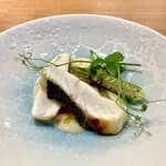 Restaurant Honjin - ⑤ 風間さんの神経締め鱸
            ・師崎産の鱸 オクラ、蕪 
            　魚出汁とバターのソース
