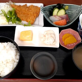 お食事処 縁司 - 料理写真:アジフライ定食(900円也) メインはなんだろう‥