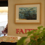 フェイス - 壁の至る所に、絵やポスターが