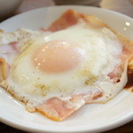 フェイス - ベーコンエッグ、いい焼き加減です