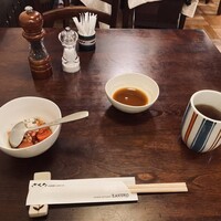 ざくろ 銀座店 - トマトサラダ、お肉のソ－ス、お茶