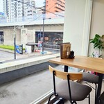 うな賀 - 窓際のテーブル席。