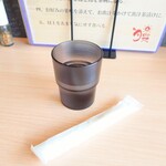 うな賀 - 着席後すぐに提供してくれる、冷たい"お水"と"紙おしぼり"。