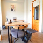 うな賀 - 玄関入ってすぐ目の前のテーブル席。