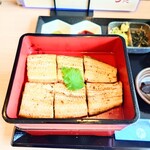 うな賀 - 一段目は"白焼き"。