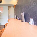 うな賀 - 香ばしい香りが降りてくる、厨房前のカウンター席。