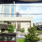 うな賀 - 壁一面がガラスという、開放感溢れる店内。