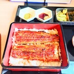 うな賀 - 二段目は"蒲焼き"の"鰻重"。