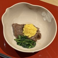 肉割烹ふたご 北新地店 - 和王リブロースのすき焼き　黄身おろし　春菊