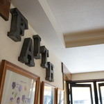 フェイス - 店名「FAITH」の文字が、アートとして、あちこちに