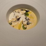 レ セゾン - 冷製に仕上げた、とうもろこしのブルーテ（スープの一種）、タプナードトリュフ（オリーブの実とトリュフを細かく砕いた物）と、ポップコーンがスープに入ってます。