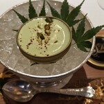 レ セゾン - 富士山麓の養殖鱒とコンソメジュレ、トマトコンカッセを和えたものを下に敷いて上には、ピスタチオクリームを混ぜた物を重ねて、氷を敷いた器に埋めて冷やして提供です♪