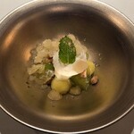 レ セゾン - デセールは、そろそろ旬が終わりのメロンと、旬の始まりのシャインマスカットの身と、ベルベーヌ（南米原産のハーブ）のグラ二テ（氷菓）と、マスカラポーネチーズを合わせた物。