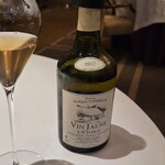 レ セゾン - フロマージュに合わせるワインはスぺインに近いフランス西部のジュラ地方のワインで黄色のワインと呼ばれていて甘口です。グラスで￥２９００、御祝いなので良い酒を飲もう！ヴィンテージのワインでもグラス売りも有るところがよいところです。