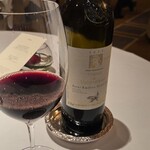 レ セゾン - グラス赤ワインはボルドーの葡萄品種は「メルロー」主体で「シャトーバラン・ド・ロー」のVV(古木)２０１５年で、グラス（￥３９００）、御祝いなので良い酒を飲もう！！