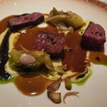 レ セゾン - 和牛イチボのポワレ、西洋葱とトリュフの共演・付け合わせは西洋葱（ポロネギ）で、ソースにはふんだんにトリュフが入ってます。