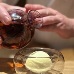 鮨 若尊 - 仕上げに味醂をかけていただきます