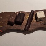 レ セゾン - ミントティーのお供は自家製ショコラ４種類です。