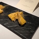 レ セゾン - とうもろこしと、その髭のべニエ（天婦羅）ですが、揚げ方があっさりしているので「サクサク」と美味しく頂けました。