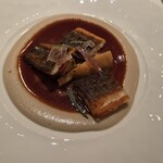 レ セゾン - 国産鰻のマドロート（赤ワイン煮）で、フランスの古典料理法でして、ソースは鰻の身を取ったあとの「アラ」と赤ワインから作ります。添え物はアーティーチョーク（朝鮮あざみ）です♪