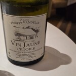 レ セゾン - ヴァン・ジョーンヌ（黄色のワインの意味）のボトルのアップ