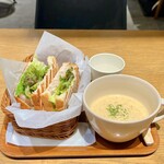 HONEY COFFEE - 料理写真:ハニーマスタードチキンサンド・コーンスープ　1045円

すごい雷と雨にビビった　(((٩(๏Д⊙｀)۶)))