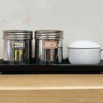 らーめん つるぎ - 味変アイテム、左からコショー、一味、おろしニンニク