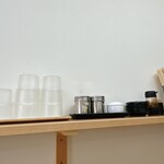 らーめん つるぎ - 壁面の棚に設置されたアイテム