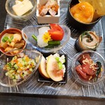 ポチの家 - さつまいもとマスカルポーネ
      豚ヒレゆず南蛮
      エビとなすのアメリケータソース
      カワハギ肝旨中華和え
      アオリイカとニンニクの芽塩ダレ和え
      さんま生姜焼き
      タコのセビーチェ
      生ハム白和え
      びんちょうまぐろと