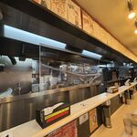 蒙古タンメン中本 - 厨房の様子