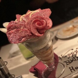 極上A5和牛で造る【焼肉屋のお祝い肉パフェプレート】