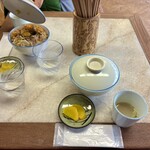 西陣 鳥岩楼 - 親子丼に鳥スープ、たくあんのセットになっている