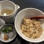 鉄板 暖 - ガーリックライスに途中でお出汁をかけることも